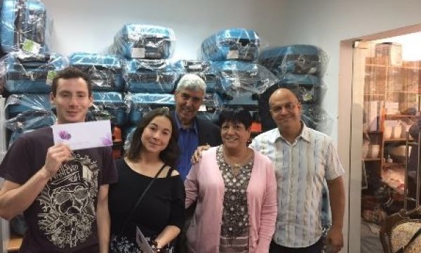 חלוקת שי לחיילים על ידי המועדון