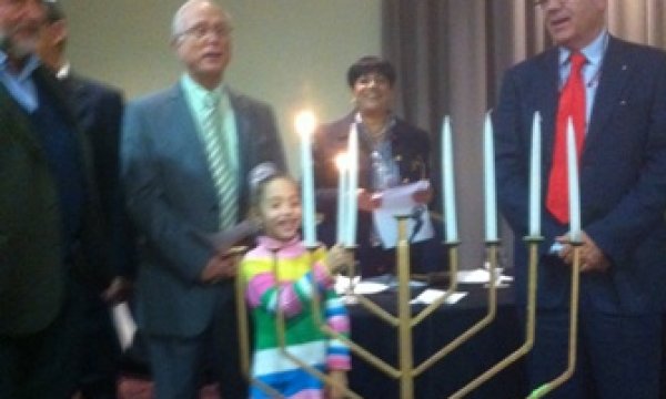 נר של חנוכה במלון מרידיאן