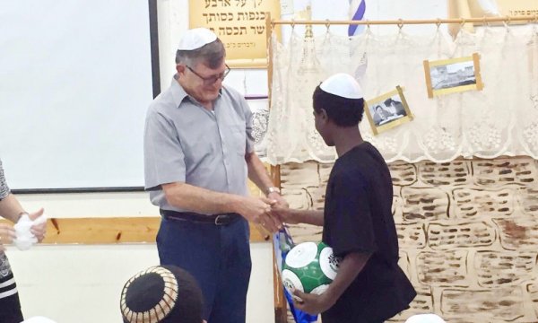 המועדון חלק מתנות לתלמיידם בבית ספר איבן גבירול לרגל בר מצווה של מספר ילדים