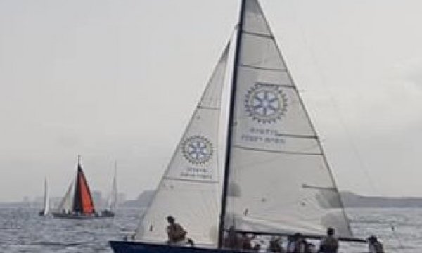משט סירות צופי הים חיפה עם מפרשי רוטרי חיפה