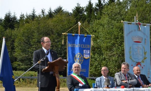 הסרת הלוט מאנדרטה רוטריונית לציון מועדונים תאומים